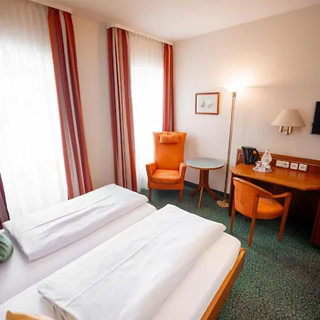 Weisses Lamm Otel 3*