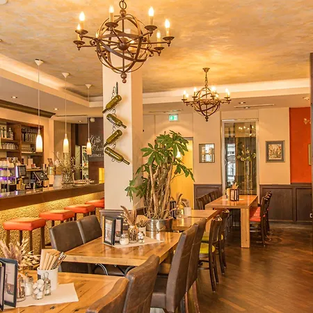 Weisses Lamm Otel 3*